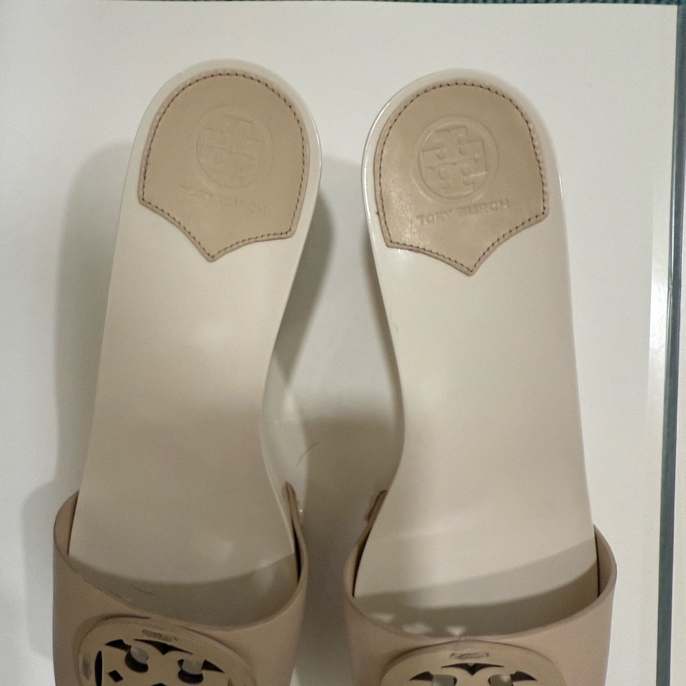 Tory Burch Cream and White 3-1/4” Wedge Sandals (sz 8.5) - Picture 5 of 8